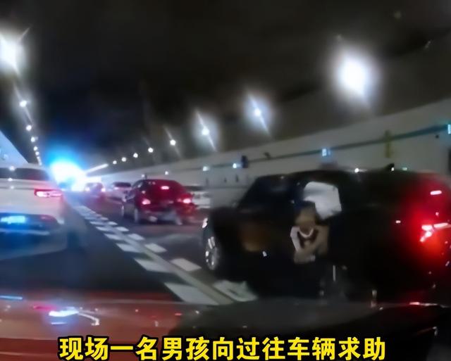 10岁男孩隧道内哭着跪地拦车救母：原来你的孩子，比想象中更爱你