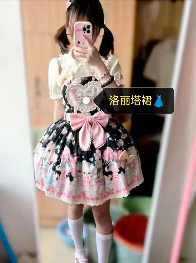 新生穿"洛丽塔"报到，学长拒搬行李，家长拍手叫好！