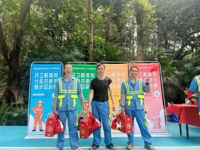 南岗街道举办“环卫靓南岗，分类共参与，健步迎新春”徒步活动。