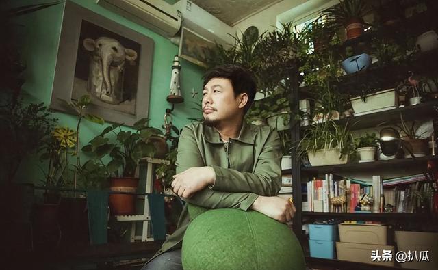 消失200天后，张颂文高调现身，大杂院内摆满废品，混得这么惨吗?