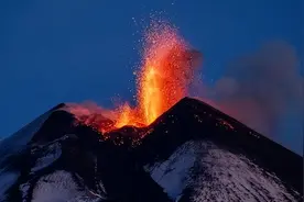 意大利西西里岛火山喷发 游客“看热闹”致救援受阻图片