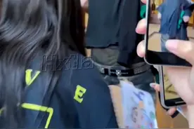 "范丞丞半脱裤子新潮流？网友：这是内娱的‘裤’力全开！"图片