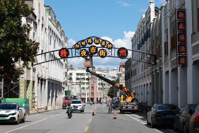 赣州阳明路标准钟夜市街今晚正式开街！