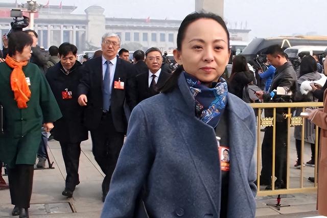 当年千手观音的聋哑人领舞，被富商苦追8年，她如今成了这副摸样