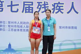 这个18岁的小姑娘——眼虽不能视物，心向光明奔跑图片