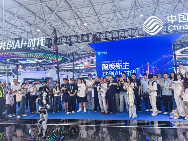 2025数博会｜机器人打太极+跳舞！数博会这些展台被主咖们挤爆了