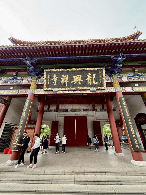 游览青州市知名景点龙兴寺