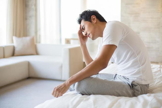 如何判断男性是否进入更年期？提醒：与其看年龄，不如看这些变化