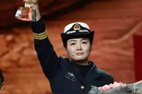 2017年，28岁空姐被海军特招入伍，如今上尉军衔，背后有何故事？图片