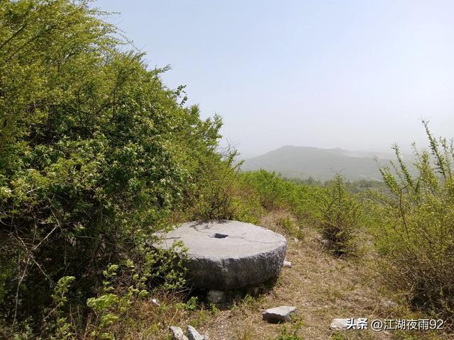 探访邓州修建在山顶的古严寨，发现内外两道城墙，大碾盘，楚兵营
