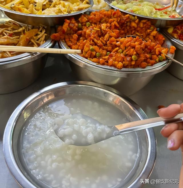 湖南小伙去广西，3元稀饭自助餐，10多种菜随便吃，直呼穿越30年