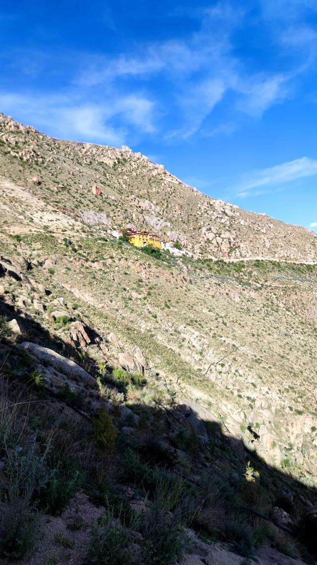 两登拉萨色拉寺后山，上升600米，山顶海拔4200米，经幡飘扬
