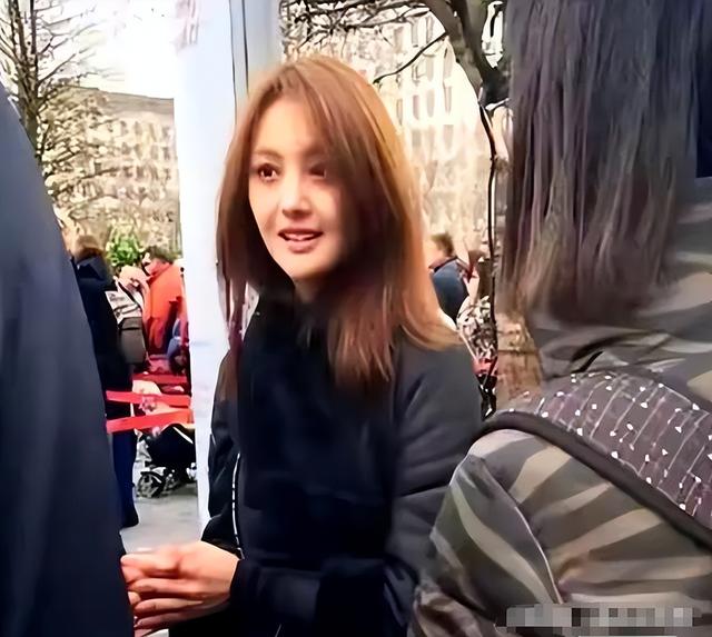 35岁郑爽近照曝光！形象管理失败，彻底成了素人	，在美日子舒坦了