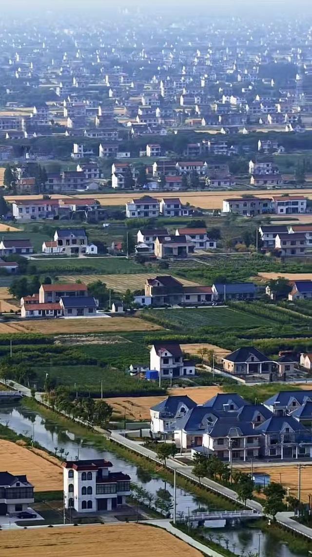 江苏有个地方的农村整体看很优美，村民过着富裕美滋滋的生活