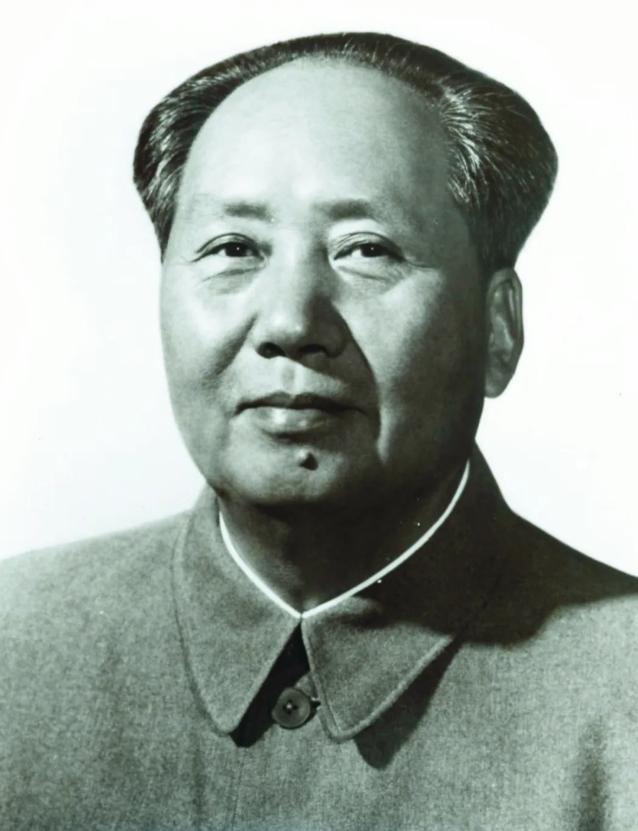 天安门为何不悬挂毛主席的照片，反倒要挂画像？答案令人意想不到