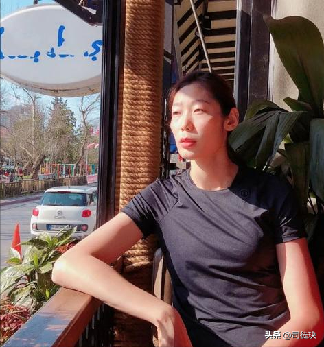 女排名将朱婷：身高1米98，父亲想让她嫁个比他高的，不嫁外国人