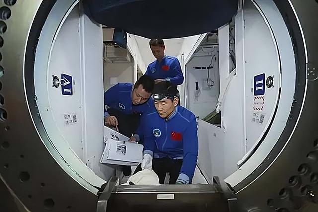 03年翟志刚结束任务后回家，却发现母亲已去世，在遗像前长跪不起