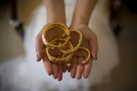 金价太高，年轻人吐槽结不起婚，有人租三金，有人买假黄金结婚图片