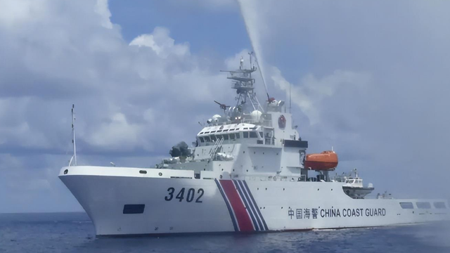 菲持刀威胁中方，中国废话不多说，南海混合战开打，美方做出选择