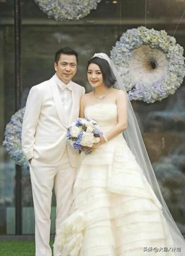 王中磊破产	，携全家搬出庄园住进别墅，老婆愁眉苦脸被迫接受降级