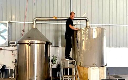 荆州：80后夫妻返乡“干大事”  古法新制变“草”为宝