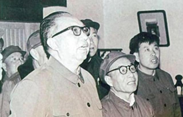 她15岁入党，18岁和主席成亲，如今仍健在，却几乎不出来露面