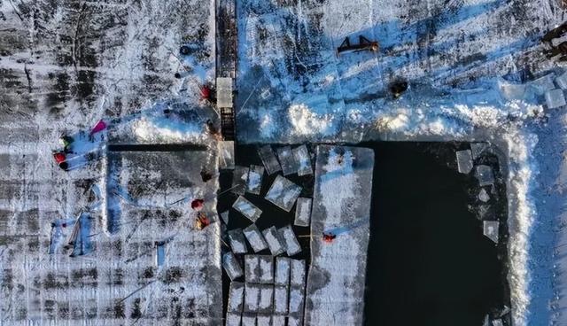 武汉黄鹤楼现身哈尔滨冰雪世界，冰砖背后藏着秘密。真假黄鹤楼？