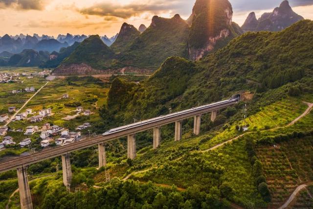 全程1471公里，风景绝美！这趟列车的外国旅客超多！