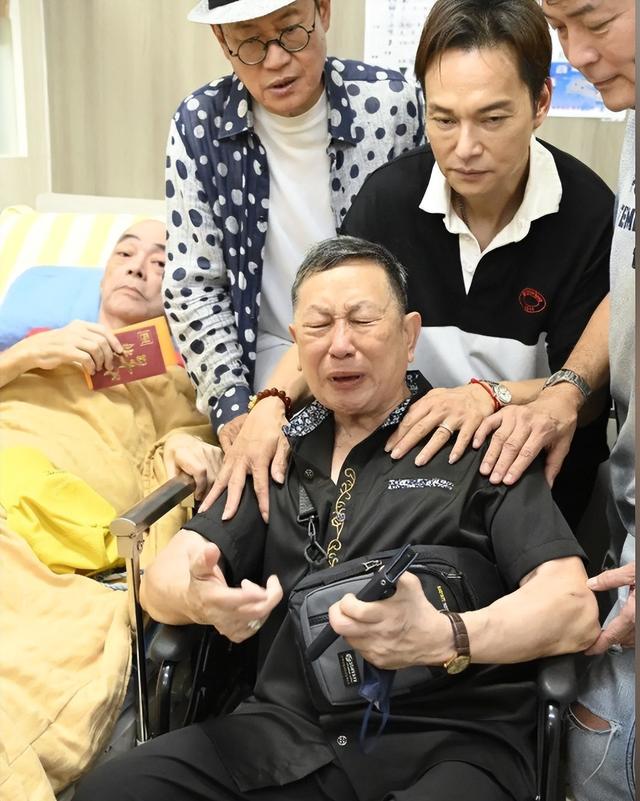73岁张伟文近况曝光,卧病在床瘦成皮包骨，独住养老院亲人未出面
