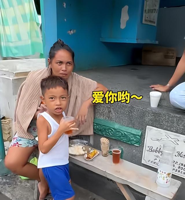 探秘菲律宾"活死人区"，棺材上睡觉做饭，小孩这里出生，白骨为伴