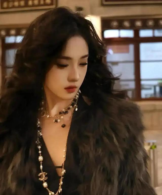 山东青岛一校花，仙姿玉色，堪称上帝吻过的容颜	，让人移不开眼