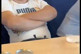 高铁上脱鞋放脚还打人！一男子被行拘图片