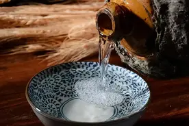 河南一55岁大爷，20年坚持“花生米配白酒”，参透了3大“教训”图片