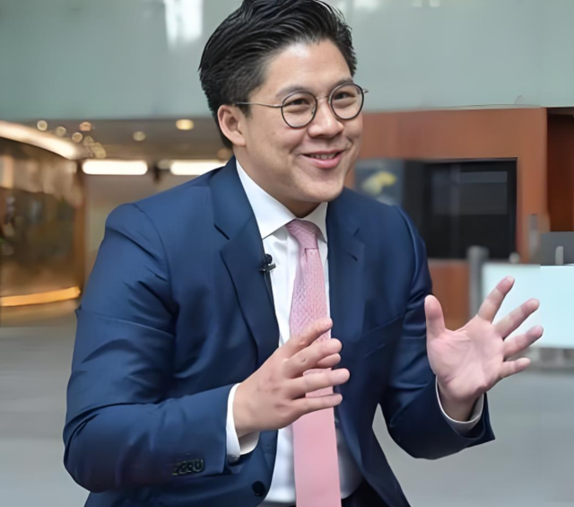 三连升！霍启刚官宣喜讯，新身份给郭晶晶长脸，让李嘉诚不敢吭声