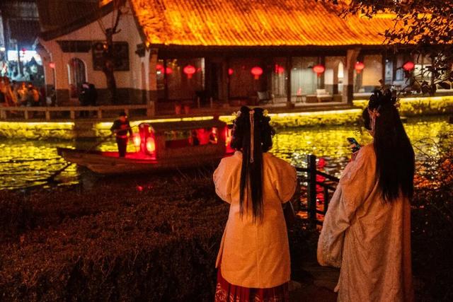 入夜，遇见另一种台儿庄古城！