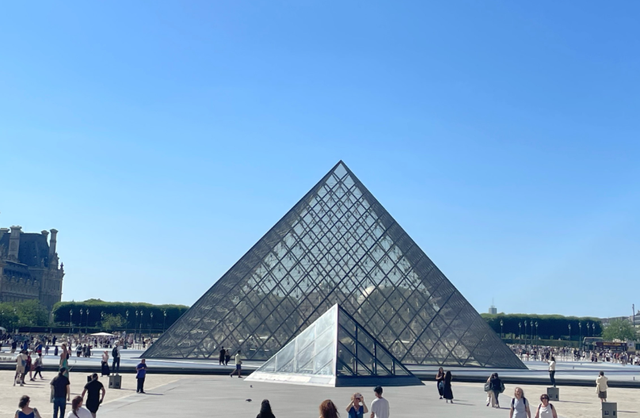 “续杯式罢工”来袭！卢浮宫每日投票定上班，游客行程恐受波及