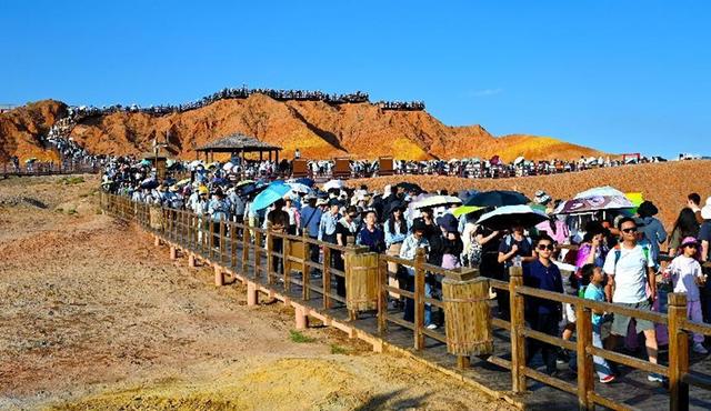 甘肃省公航旅集团张掖七彩丹霞景区游客接待量突破200万人次 单日游客接待量突破5.2万人次