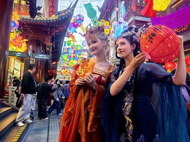 中美差距太明显！美国游客实地体验后：中国比美国厉害多了