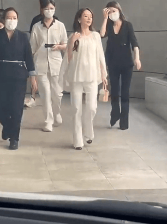 郭富城妻子现身月子中心，身后跟6个人，走路大摇大摆看着好神气