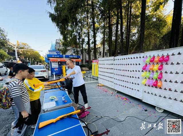 不少外地游客赶来，武汉一夜市火了