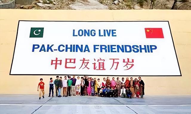 见完莫迪一面后，中方专机并未飞回北京，立马改道去了巴基斯坦