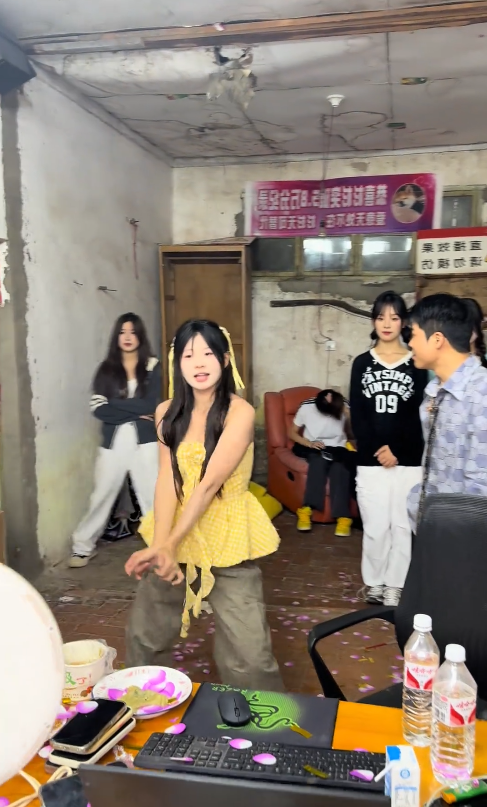 央媒终于对团播出手了！严打穿着暴露、动作擦边，查封近2千账号