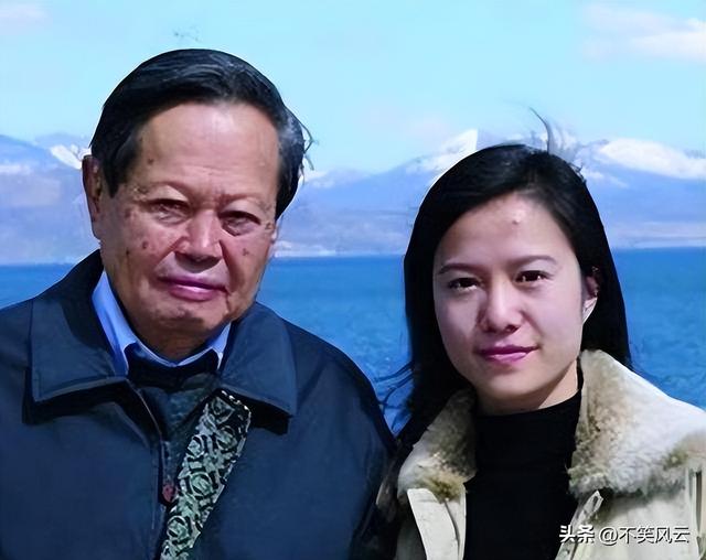 翁帆现身葬礼！穿黑色衣服站在首位，眼睛哭肿了，送丈夫最后一程
