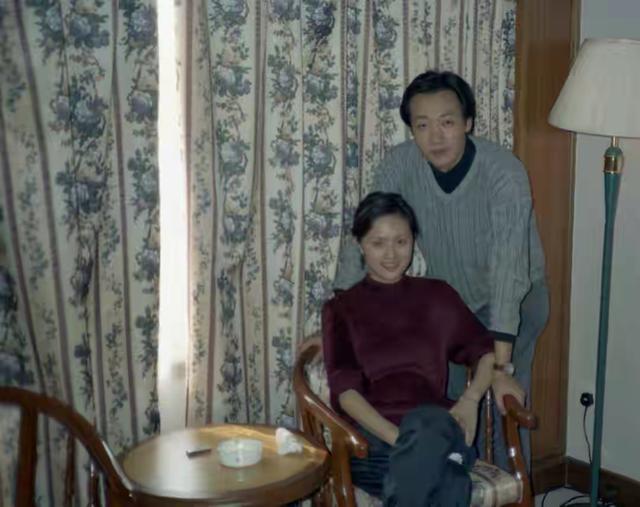 辛柏青吃饭被偶遇，李乃文给他夹菜，瘦了老的不成样，破碎感太强