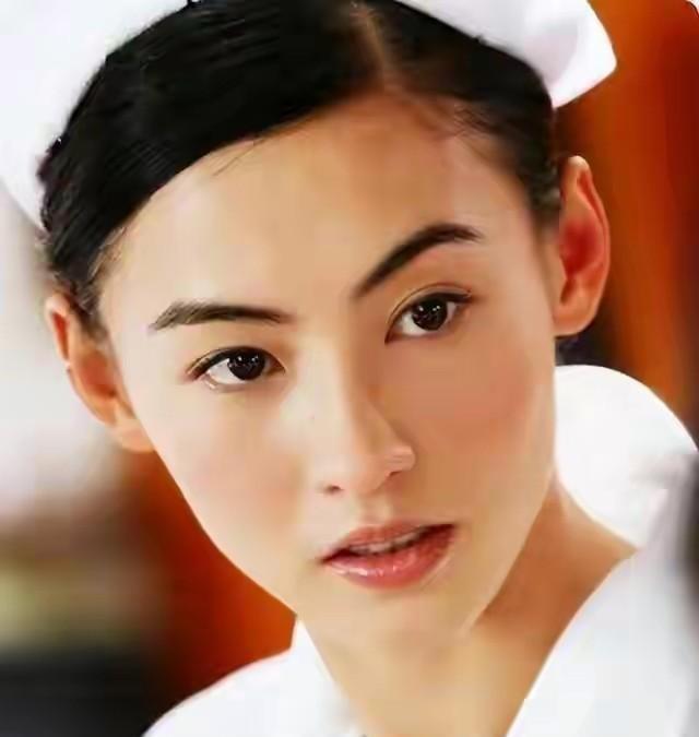 45岁董洁近况曝光，网友：步上张柏芝老路了？