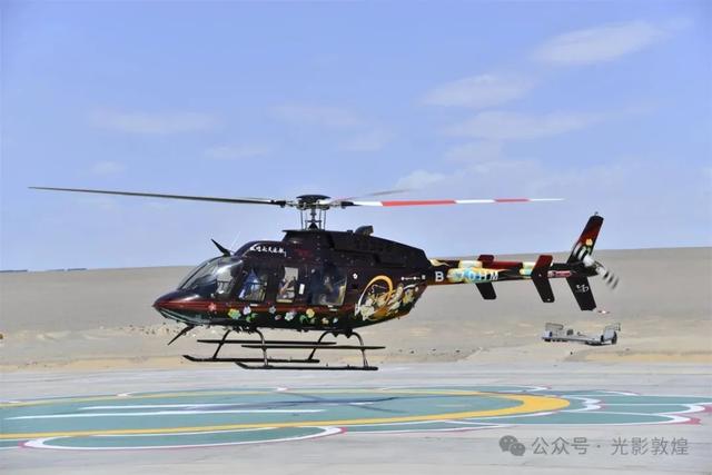 甘肃敦煌：直升机滑翔机空中游览成新宠