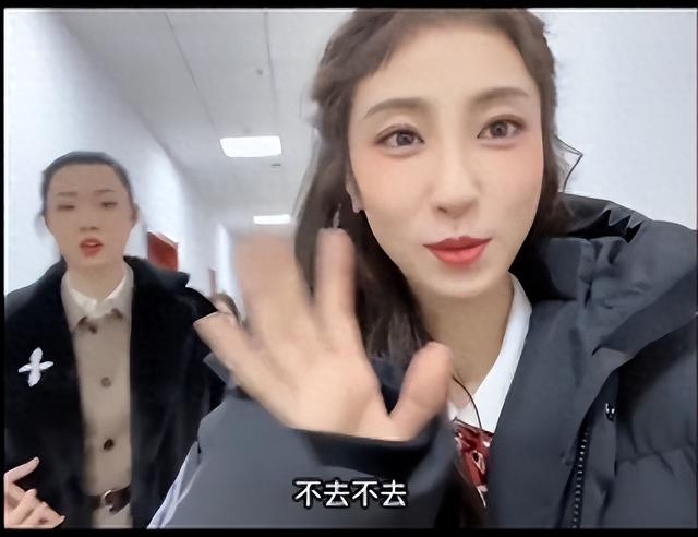 30岁管乐首晒北京小家，屋内堆满脏衣，厕所长蘑菇，还任由猫乱尿