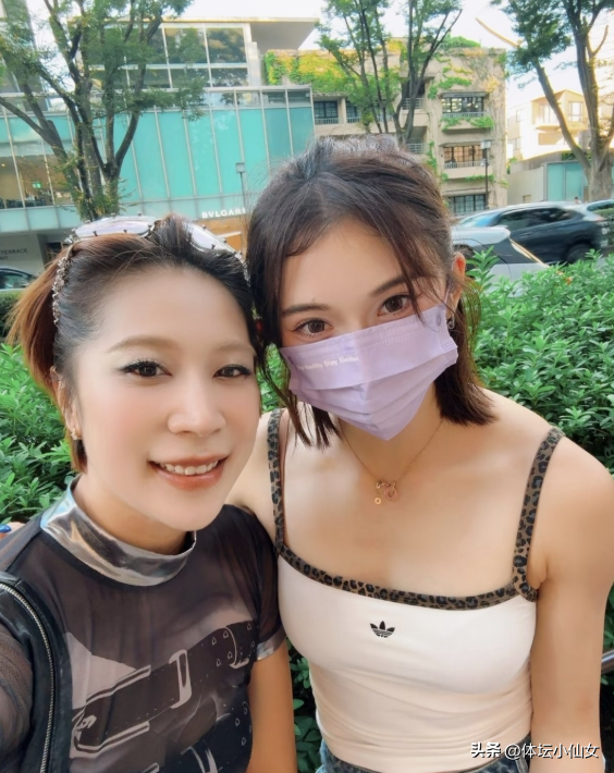 东京的街头偶遇吴艳妮:走路都能带来一股风的气势！美的太耀眼！