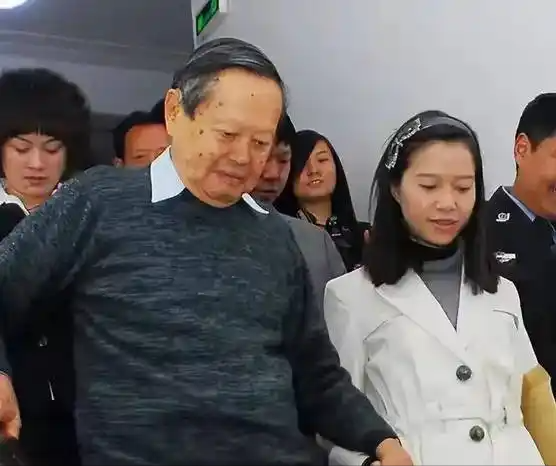 杨振宁追悼会确定，离世前状态曝光，摔跤酿大祸，翁帆或早有察觉