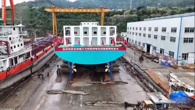 全球最大电动船宜昌下水，蓄电达2.4万度，换一次电可航行一千里